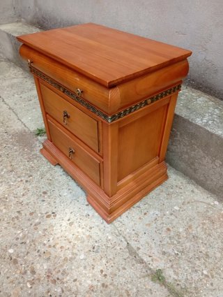 Mesita de noche de madera