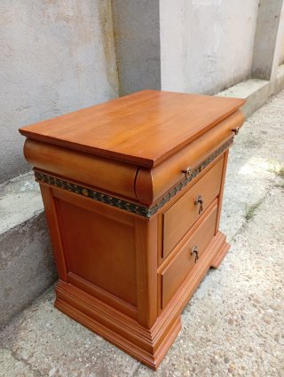 Mesita de noche de madera