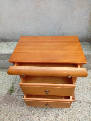 Mesita de noche de madera