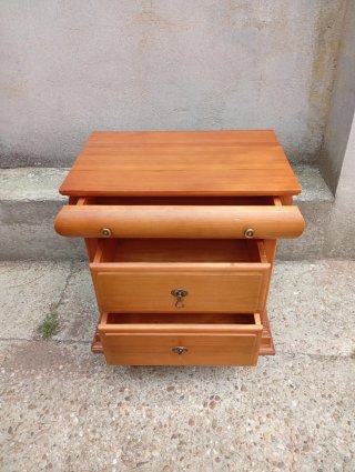 Mesita de noche de madera
