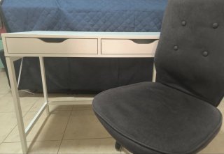Scrivania bianca e sedia nera