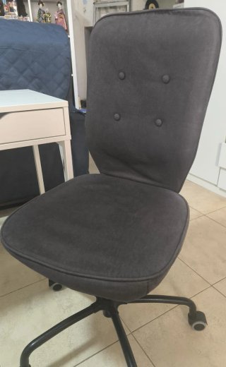 Scrivania bianca e sedia nera