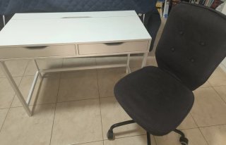 Scrivania bianca e sedia nera