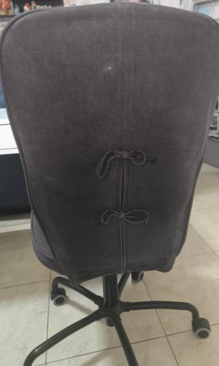 Scrivania bianca e sedia nera