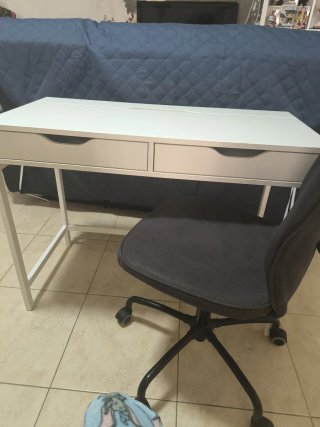 Scrivania bianca e sedia nera