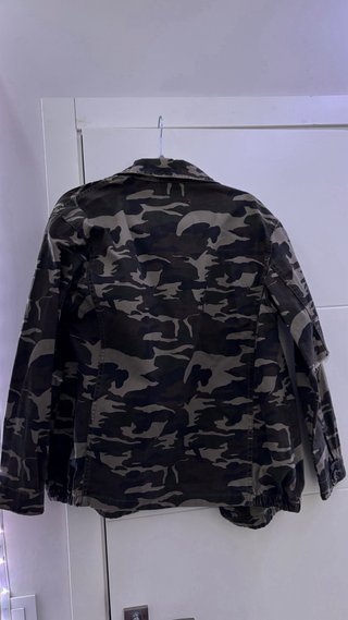 Chaqueta militar con adornos