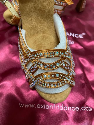 Zapatos de baile latino dorados y plateados