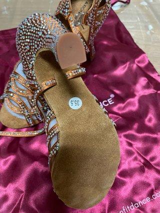 Zapatos de baile latino dorados y plateados