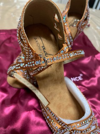 Zapatos de baile latino dorados y plateados