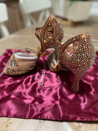 Zapatos de baile latino dorados y plateados