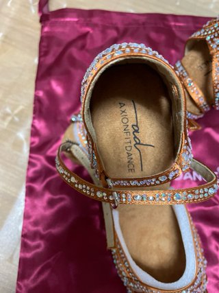 Zapatos de baile latino dorados y plateados
