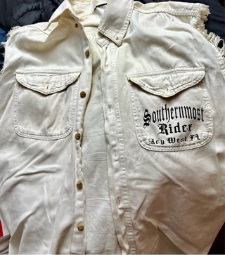 Cazadora sin mangas con diseño de moto y cartas