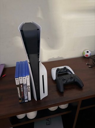 PS5 + 3 Juegos + 2 Mandos + Carcasa Negra