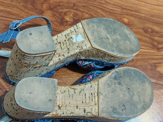 Sandalias de cuña con estampado étnico
