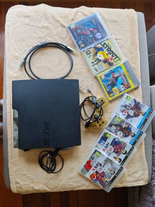 Consola PS3 Negra con 7 Juegos y Mando Dorado