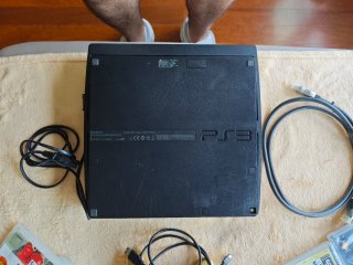 Consola PS3 Negra con 7 Juegos y Mando Dorado