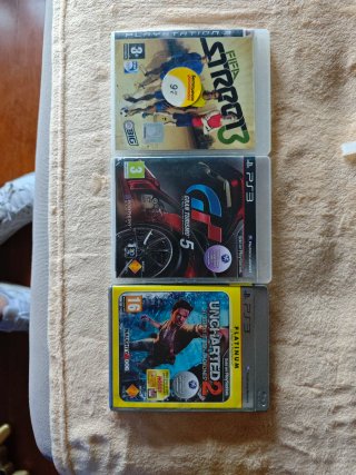 Consola PS3 Negra con 7 Juegos y Mando Dorado
