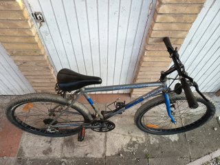 Bicicleta de montaña plateada y azul