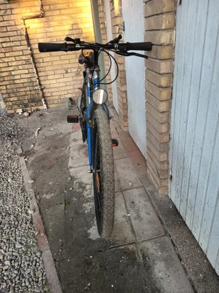 Bicicleta de montaña plateada y azul