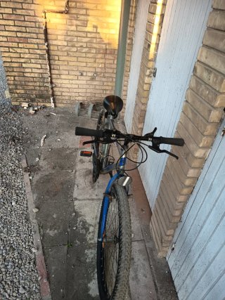 Bicicleta de montaña plateada y azul