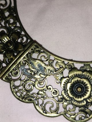 Collar dorado envejecido con flores