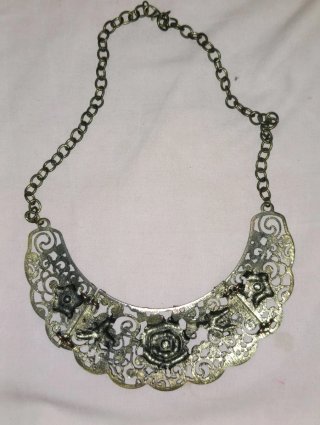 Collar dorado envejecido con flores