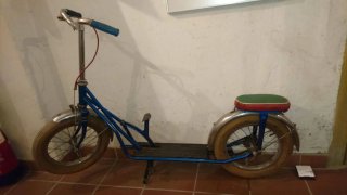Patinete vintage azul con asiento