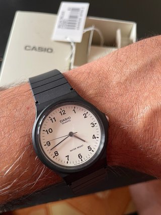 Reloj Casio MQ-24 Negro fondo blanco.