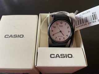 Reloj Casio MQ-24 Negro fondo blanco.