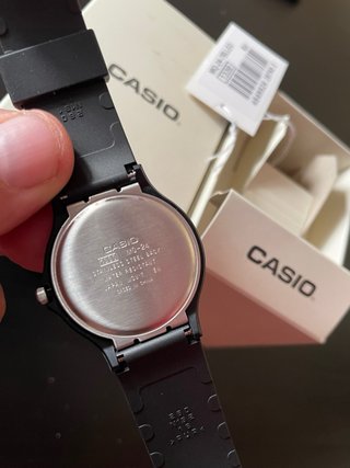 Reloj Casio MQ-24 Negro fondo blanco.