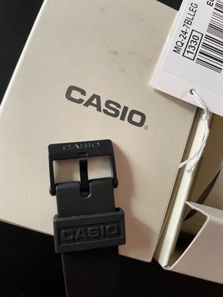 Reloj Casio MQ-24 Negro fondo blanco.