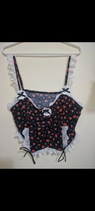Top coqueto floral con encaje