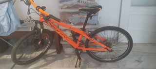 Bicicleta de montaña naranja