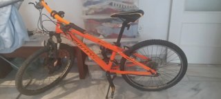 Bicicleta de montaña naranja