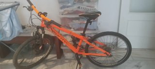 Bicicleta de montaña naranja
