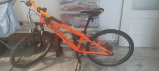 Bicicleta de montaña naranja