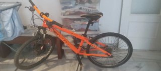 Bicicleta de montaña naranja