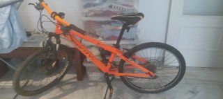 Bicicleta de montaña naranja