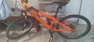 Bicicleta de montaña naranja