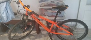 Bicicleta de montaña naranja