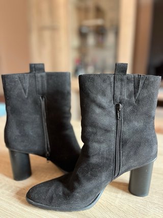 Botines negros de ante con tacón