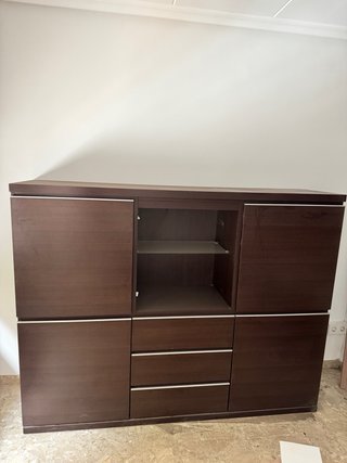 Mueble de madera y cristal