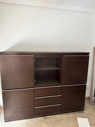 Mueble de madera y cristal