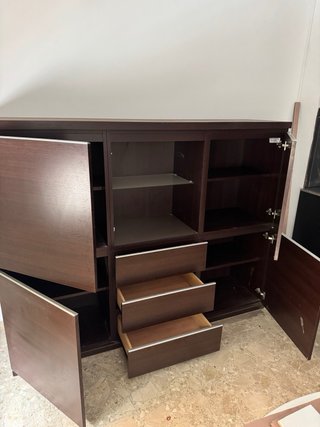 Mueble de madera y cristal