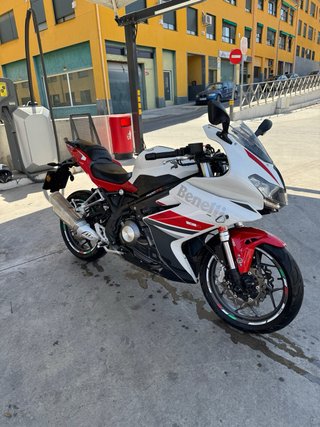 Benelli 302 R Deportiva Roja y Blanca A2
