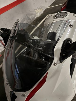 Benelli 302 R Deportiva Roja y Blanca A2