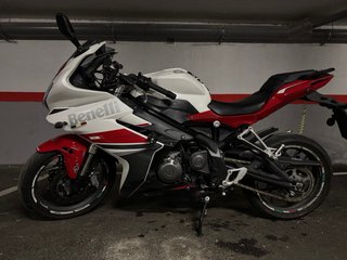 Benelli 302 R Deportiva Roja y Blanca A2