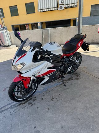 Benelli 302 R Deportiva Roja y Blanca A2