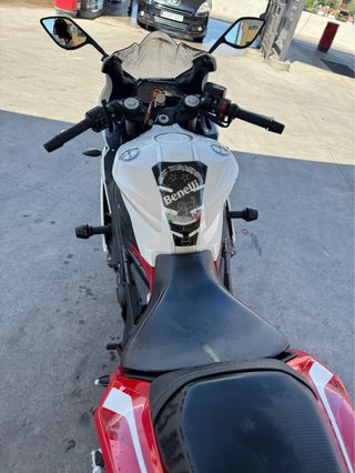 Benelli 302 R Deportiva Roja y Blanca A2