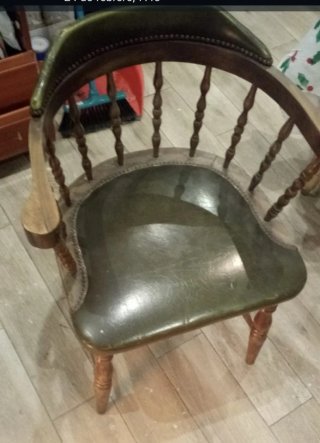 Silla antigua de madera y cuero